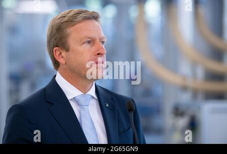 02 juillet 2021, Bavière, Garching: Oliver Zipse, Président du Conseil d'Administration de BMW AG, visite le centre de recherche sur la technologie de l'hydrogène du constructeur automobile BMW. Photo: Sven Hoppe/dpa Banque D'Images