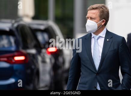 02 juillet 2021, Bavière, Garching: Oliver Zipse, Président du Conseil d'Administration de BMW AG, visite le centre de recherche sur la technologie de l'hydrogène du constructeur automobile BMW. Photo: Sven Hoppe/dpa Banque D'Images