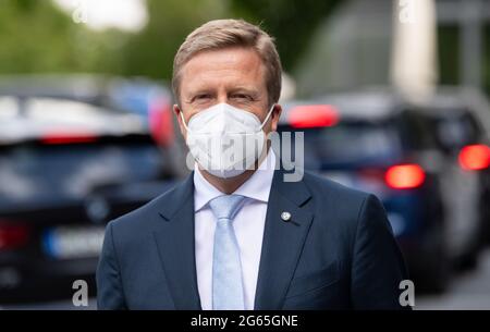 02 juillet 2021, Bavière, Garching: Oliver Zipse, Président du Conseil d'Administration de BMW AG, visite le centre de recherche sur la technologie de l'hydrogène du constructeur automobile BMW. Photo: Sven Hoppe/dpa Banque D'Images