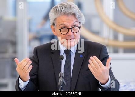 02 juillet 2021, Bavière, Garching: Le commissaire européen Thierry Breton s'exprime lors d'une visite au centre de recherche sur la technologie de l'hydrogène du constructeur automobile BMW. Photo: Sven Hoppe/dpa Banque D'Images