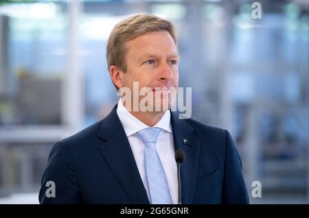 02 juillet 2021, Bavière, Garching: Oliver Zipse, Président du Conseil d'Administration de BMW AG, visite le centre de recherche sur la technologie de l'hydrogène du constructeur automobile BMW. Photo: Sven Hoppe/dpa Banque D'Images