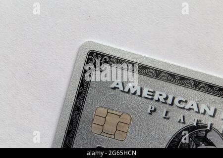 Carte American Express Platinum (Amex Platinum) en gros plan - il s'agit de l'ancienne carte Amex Platinum en plastique. Avril 2020, Espoo, Finlande. Banque D'Images