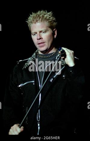 Imola Italie 17/06/2001, concert live de la progéniture au Festival Heineken Jammin : Dexter Holland pendant le concert Banque D'Images