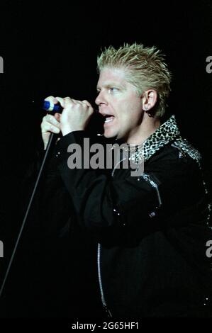 Imola Italie 17/06/2001, concert live de la progéniture au Festival Heineken Jammin : Dexter Holland pendant le concert Banque D'Images