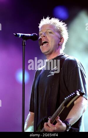 Imola Italie 17/06/2001, concert live de la progéniture au Festival Heineken Jammin : Dexter Holland pendant le concert Banque D'Images