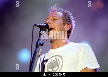 Imola Italy 17/06/2001, concert live de la progéniture au Festival Heineken Jammin : Chris Higgins pendant le concert Banque D'Images