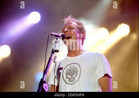 Imola Italy 17/06/2001, concert live de la progéniture au Festival Heineken Jammin : Chris Higgins pendant le concert Banque D'Images