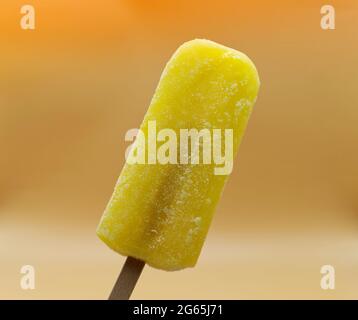 Popsicle orange jaune sur fond jaune Banque D'Images