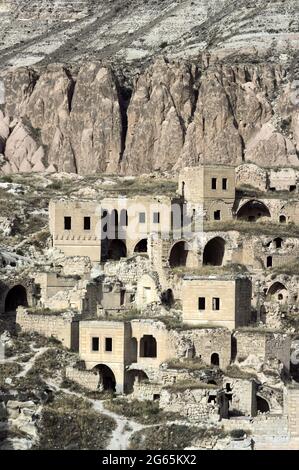 Le vieux village grec abandonné en ruines de Cavusin en Turquie les maisons sont sous la formation de roche volcanique typique de Cappadoce Banque D'Images