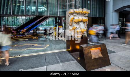 Les célèbres lions devant la banque HSBC, le quartier financier central, Hong Kong, Chine. Banque D'Images