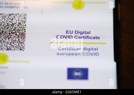 Bucarest, Roumanie - 1er juillet 2021: Détails de faible profondeur de champ (focus sélectif) avec un certificat européen Digital COVID sur l'affichage d'une foule Banque D'Images