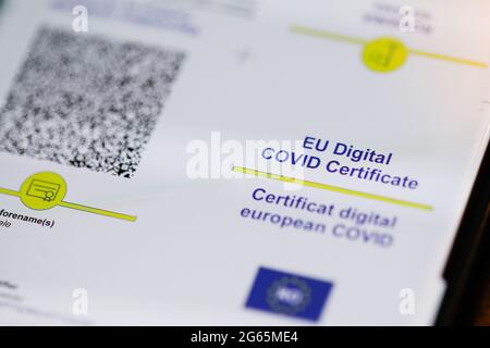 Bucarest, Roumanie - 1er juillet 2021: Détails de faible profondeur de champ (focus sélectif) avec un certificat européen Digital COVID sur l'affichage d'une foule Banque D'Images