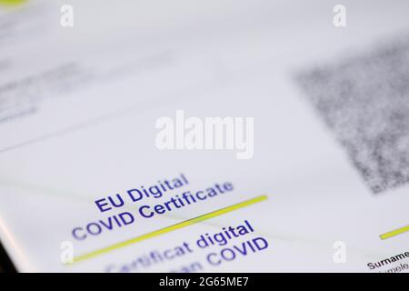 Bucarest, Roumanie - 1er juillet 2021: Détails de faible profondeur de champ (focus sélectif) avec un certificat européen Digital COVID sur l'affichage d'une foule Banque D'Images