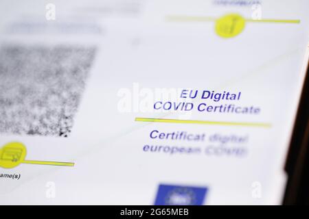 Bucarest, Roumanie - 1er juillet 2021: Détails de faible profondeur de champ (focus sélectif) avec un certificat européen Digital COVID sur l'affichage d'une foule Banque D'Images