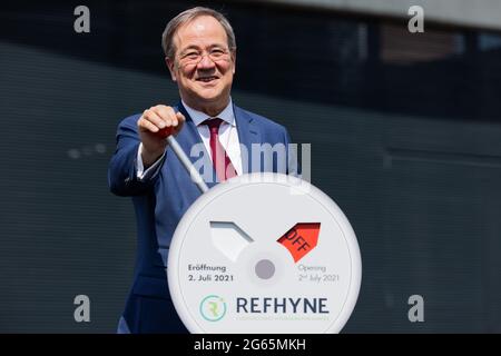 Wesseling, Allemagne. 02 juillet 2021. Armin Laschet, ministre-président de la Rhénanie-du-Nord-Westphalie, président fédéral et candidat au poste de chancelier de la CDU, commute symboliquement un changement. Le groupe énergie Shell met en service une usine d'électrolyse de l'hydrogène. Credit: Rolf Vennenbernd/dpa/Alay Live News Banque D'Images