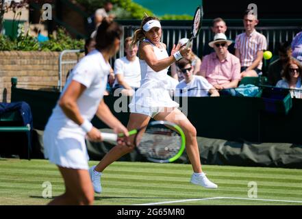 Paula Badosa d'Espagne jouant en double avec Sara Sorribes Tormo aux Championnats Wimbledon 2021, Grand Chelem tennis Tournament le 2 juillet 2021 à All England Lawn tennis and Croquet Club à Londres, Angleterre - photo Rob Prange / Espagne DPPI / DPPI Banque D'Images