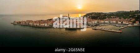 Photo panoramique unique sur la vieille ville de piran en Slovénie. Le matin, vous vous éclairissez sur cette photo panoramique qui montre tout ce que la ville de piran a à voir Banque D'Images