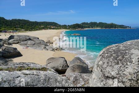 Espagne Galice littoral, plage de sable avec de grandes rochers, océan Atlantique, Bueu, Praia de Tulla, Bueu, Province de Pontevedra Banque D'Images