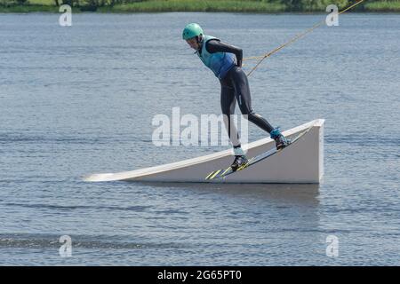 BÉLARUS, MINSK - 15 JUIN 2021 : les filles kitesurfer s'entraîne dans le saut à ski. Photos. Banque D'Images