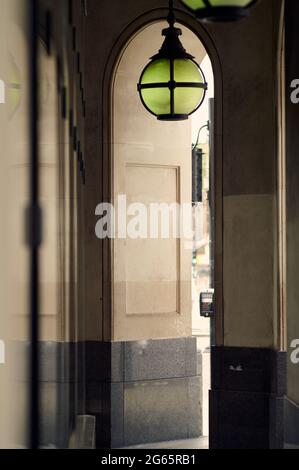 Vue sur le passage couvert à côté de l'arcade contemporaine de luxe bâtiment montrant des lignes verticales et la lumière ornée. Banque D'Images