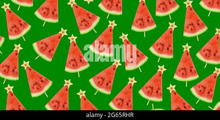 Sucettes de pastèque sur fond vert.Tranches de pastèque sur un bâton avec une étoile d'une vue de dessus de pomme.Motif de fruits.Bannière.Arbre de Noël à base de nourriture.Noël d'été. Banque D'Images