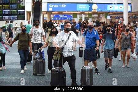 Orlando, États-Unis. 02 juillet 2021. Les voyageurs sont vus à l'aéroport international d'Orlando alors que le week-end de vacances du 4 juillet commence. Les Américains devraient voyager en nombre record au cours de la fête de l'indépendance. (Photo de Paul Hennessy/SOPA Images/Sipa USA) crédit: SIPA USA/Alay Live News Banque D'Images