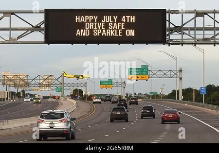 Orlando, États-Unis. 02 juillet 2021. Un bon panneau du 4 juillet accueille les conducteurs près de l'aéroport international d'Orlando alors que le week-end commence. Les Américains devraient voyager en nombre record au cours du week-end du jour de l'indépendance. (Photo de Paul Hennessy/SOPA Images/Sipa USA) crédit: SIPA USA/Alay Live News Banque D'Images