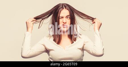 Femme ayant un mauvais cheveux, ses cheveux sont désordonnés et emmêlés. Cheveux salissants. Brunette femme aux poils disgracieux. Fille ayant un mauvais cheveux. Mauvais poils le jour Banque D'Images