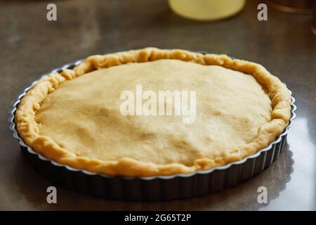 Tarte aux vergers, prête à cuire au four. Recette étape par étape. Banque D'Images