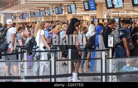 Orlando, États-Unis. 02 juillet 2021. Les voyageurs attendent en file d'attente pour le contrôle de sécurité de la TSA à l'aéroport international d'Orlando alors que le week-end de vacances du 4 juillet commence. Les Américains devraient voyager en nombre record au cours de la fête de l'indépendance. Crédit : SOPA Images Limited/Alamy Live News Banque D'Images