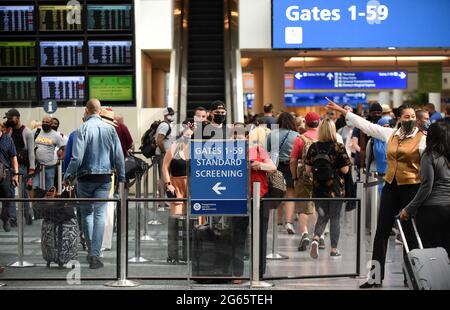 Orlando, États-Unis. 02 juillet 2021. Les voyageurs attendent en file d'attente pour le contrôle de sécurité de la TSA à l'aéroport international d'Orlando alors que le week-end de vacances du 4 juillet commence. Les Américains devraient voyager en nombre record au cours de la fête de l'indépendance. Crédit : SOPA Images Limited/Alamy Live News Banque D'Images