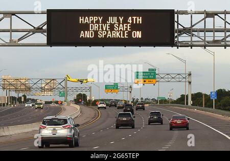 Orlando, États-Unis. 02 juillet 2021. Un bon panneau du 4 juillet accueille les conducteurs près de l'aéroport international d'Orlando alors que le week-end commence. Les Américains devraient voyager en nombre record au cours du week-end du jour de l'indépendance. Crédit : SOPA Images Limited/Alamy Live News Banque D'Images