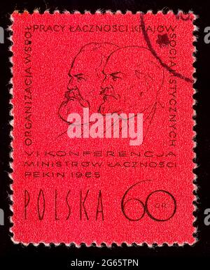 Pologne - VERS 1965 : timbre-poste imprimé en Pologne, dédié aux dirigeants communistes Karl Marx et Vladimir Lénine, vers 1965 Banque D'Images