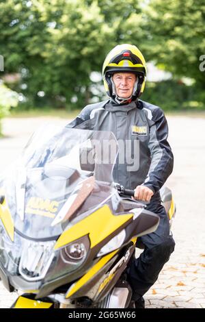 02 juillet 2021, Rhénanie-du-Nord-Westphalie, Königsforst: Consultant en poussière Herbert Kleefuß de l'ADAC avec sa moto. Photo : Marcel Kusch/dpa Banque D'Images