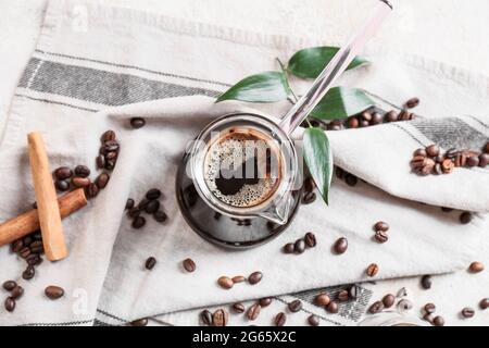 Pot avec un délicieux café turc sur fond clair Banque D'Images