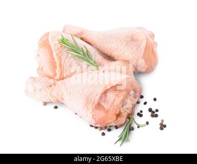 Cuisses de poulet crues et épices sur fond blanc Banque D'Images