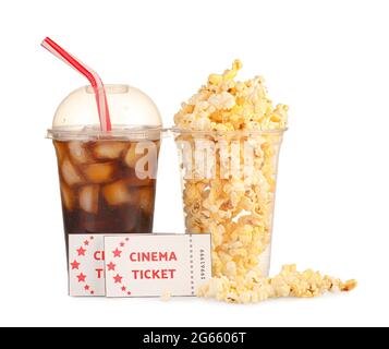 Pop-corn savoureux avec billets de cinéma et de cola sur fond blanc Banque D'Images