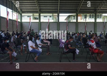 3 juillet 2021, Denpasar, Bali, Indonésie: Les gens se sont mis en lline alors qu'ils attendent leur tour de vaccination. L'armée régionale de Bali de Kodam IX Udayana tiendra une vaccination de masse Covid-19 contre les jeunes de moins de 12-15 ans au cours du premier jour de la mise en œuvre de Java et Bali Emergency Community Activities restriction (PPKM). Le gouvernement central de l'Indonésie imposera le PPPKM Emergeny du 3 au 20 juillet 2021 pour diminuer les dernières surtensions du massif Covid-19. (Image de crédit : © Dicky Bisinglasi/ZUMA Wire) Banque D'Images