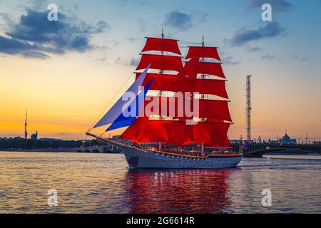 Brig avec des voiles de scarilates dans les eaux de la rivière Neva. Répétition de la fête de remise des diplômes. Saint-Pétersbourg, Russie - 25 juin 2021. Banque D'Images