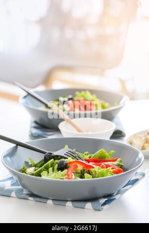 Assiettes avec salade grecque fraîche sur la table au restaurant Banque D'Images