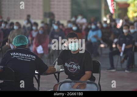 Denpasar, Bali, Indonésie. 3 juillet 2021. Un jeune homme injecté par une dose de vaccin. L'armée régionale de Bali de Kodam IX Udayana tiendra une vaccination de masse Covid-19 contre les jeunes de moins de 12-15 ans au cours du premier jour de la mise en œuvre de Java et Bali Emergency Community Activities restriction (PPKM). Le gouvernement central de l'Indonésie imposera le PPPKM Emergeny du 3 au 20 juillet 2021 pour diminuer les dernières surtensions du massif Covid-19. Credit: Dicky Bisinglasi/ZUMA Wire/Alay Live News Banque D'Images