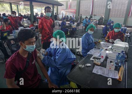 Denpasar, Bali, Indonésie. 3 juillet 2021. Un jeune homme injecté par une dose de vaccin. L'armée régionale de Bali de Kodam IX Udayana tiendra une vaccination de masse Covid-19 contre les jeunes de moins de 12-15 ans au cours du premier jour de la mise en œuvre de Java et Bali Emergency Community Activities restriction (PPKM). Le gouvernement central de l'Indonésie imposera le PPPKM Emergeny du 3 au 20 juillet 2021 pour diminuer les dernières surtensions du massif Covid-19. Credit: Dicky Bisinglasi/ZUMA Wire/Alay Live News Banque D'Images