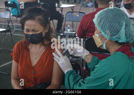 Denpasar, Bali, Indonésie. 3 juillet 2021. Une jeune femme injectée par une dose de vaccin. L'armée régionale de Bali de Kodam IX Udayana tiendra une vaccination de masse Covid-19 contre les jeunes de moins de 12-15 ans au cours du premier jour de la mise en œuvre de Java et Bali Emergency Community Activities restriction (PPKM). Le gouvernement central de l'Indonésie imposera le PPPKM Emergeny du 3 au 20 juillet 2021 pour diminuer les dernières surtensions du massif Covid-19. Credit: Dicky Bisinglasi/ZUMA Wire/Alay Live News Banque D'Images