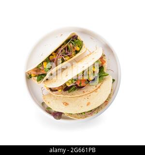 Assiette avec tacos et guacamole savoureux sur fond blanc Banque D'Images