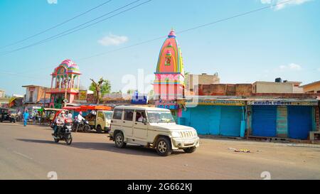 15 juin 2021- Reengus, Sikar, Inde. Accent sélectif sur le dôme orthodoxe du temple de couleur rose au bord de la route. Temple gros plan tourné avec Banque D'Images