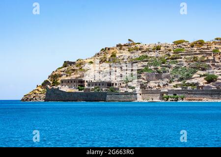 Ancienne forteresse abandonnée et ancienne colonie de lépreux, île de Spinalonga, Crète, Grèce. Ruines de vieux bâtiments, abandonnés à la fin des années 1950. 'Île maudite' Banque D'Images