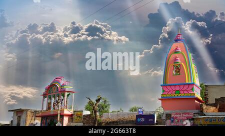 15 juin 2021- Reengus, Sikar, Inde. Ancien temple à l'architecture étonnante et ciel nuageux humide. Concept de religion hindoue. Banque D'Images