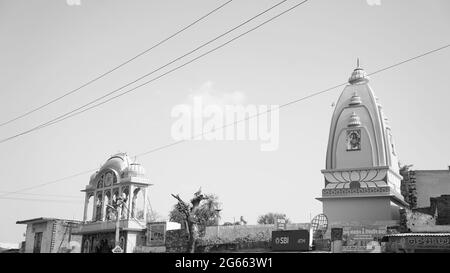 15 juin 2021- Reengus, Sikar, Inde. Portrait noir et blanc d'un temple de religion hindoue dans la campagne indienne. Un temple incroyable avec un arc attrayant Banque D'Images