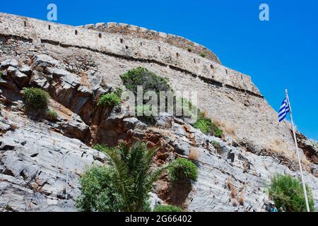 Ancienne forteresse abandonnée et ancienne colonie de lépreux, île de Spinalonga, Crète, Grèce. Ruines de vieux bâtiments, abandonnés à la fin des années 1950. 'Île maudite' Banque D'Images