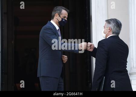 (210703) -- ATHÈNES, le 3 juillet 2021 (Xinhua) -- le Premier ministre grec Kyriakos Mitsotakis (L) accueille le Secrétaire général de l'Organisation de coopération et de développement économiques (OCDE), Mathias Cormann, à Athènes (Grèce), le 2 juillet 2021. La coopération internationale est plus importante que jamais pour relever les défis de notre époque, a déclaré Mathias Cormann vendredi lors d'une visite à Athènes. (Photo de Nick Paleologios/Xinhua) Banque D'Images